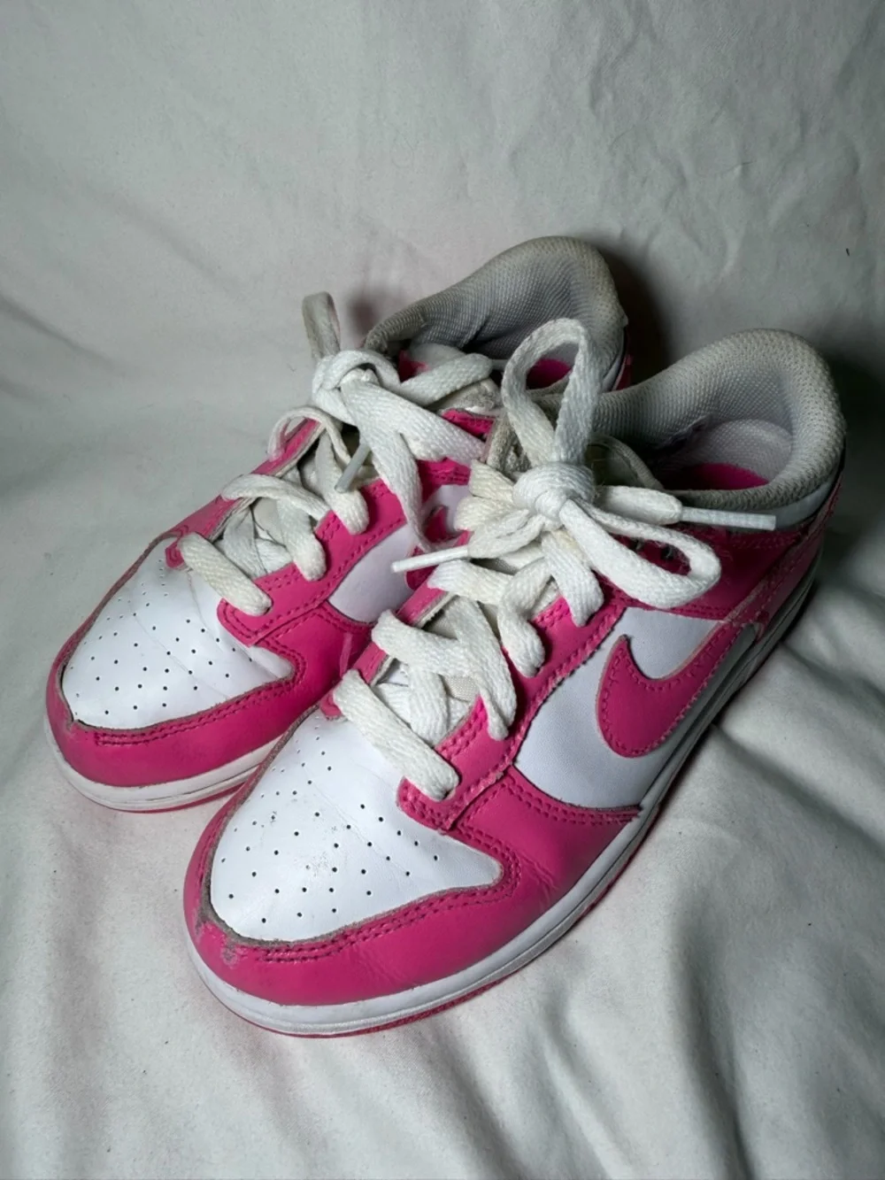 Nike Low-Top Sneakers in White & Pink